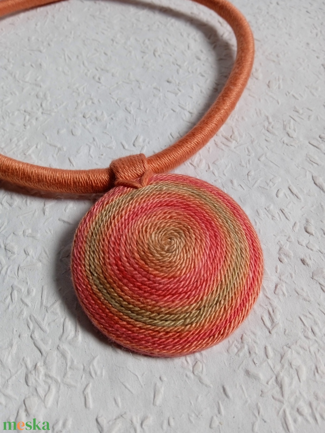 OGEL barackszínű fonal nyaklánc, textil nyaklánc, textil ékszer, egyedi stílus - ékszer - nyaklánc - hosszú nyaklánc - Meska.hu