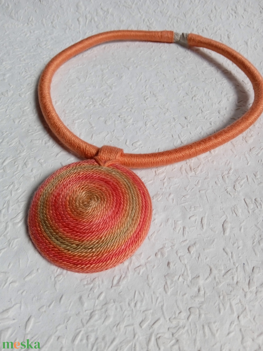 OGEL barackszínű fonal nyaklánc, textil nyaklánc, textil ékszer, egyedi stílus - ékszer - nyaklánc - hosszú nyaklánc - Meska.hu