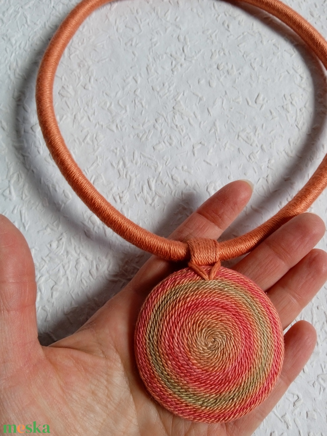 OGEL barackszínű fonal nyaklánc, textil nyaklánc, textil ékszer, egyedi stílus - ékszer - nyaklánc - hosszú nyaklánc - Meska.hu