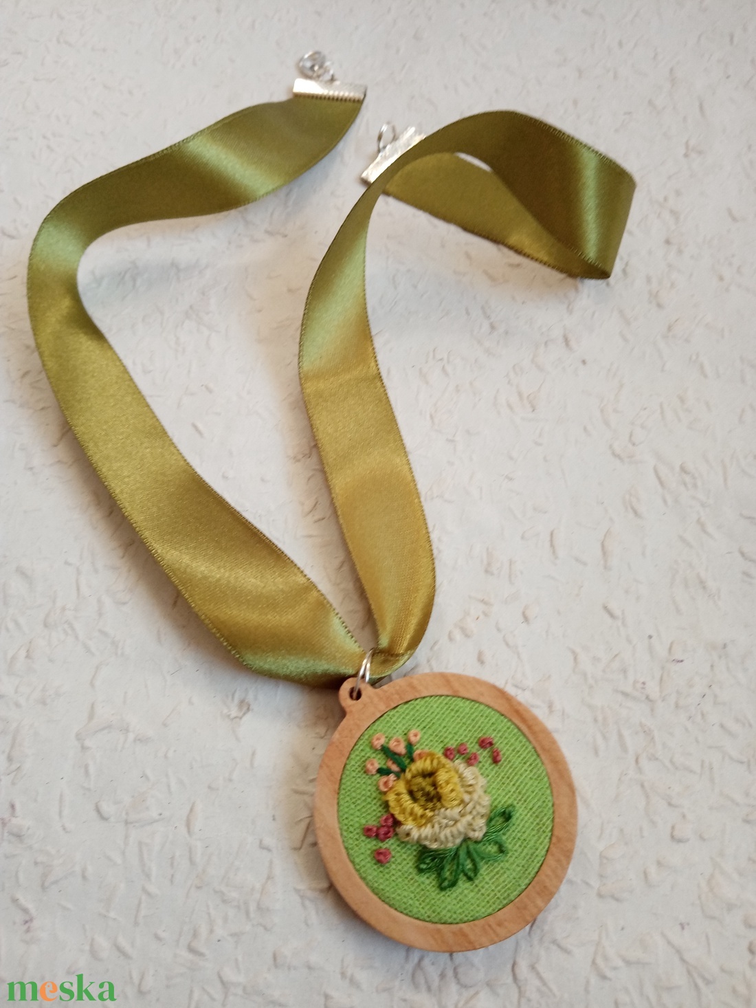 Hímzett zöld virág, hímzett ékszer, hímzett nyaklánc, modern hímzés, 3d hímzés - ékszer - nyaklánc - medálos nyaklánc - Meska.hu Hímzett zöld virág, hímzett ékszer, hímzett nyaklánc, modern hímzés, 3d hímzés - ékszer - nyaklánc - medálos nyaklánc - Meska.hu