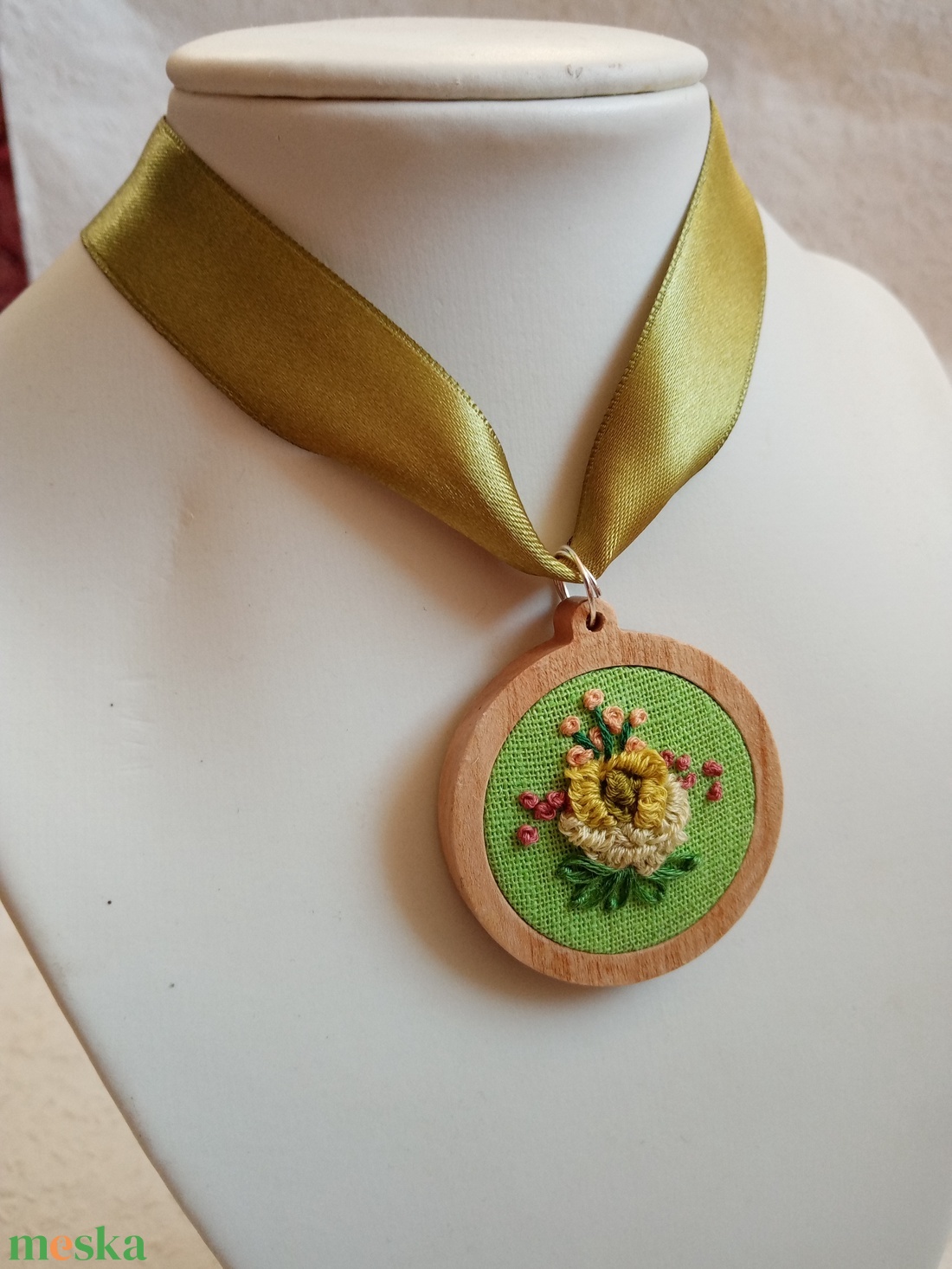 Hímzett zöld virág, hímzett ékszer, hímzett nyaklánc, modern hímzés, 3d hímzés - ékszer - nyaklánc - medálos nyaklánc - Meska.hu Hímzett zöld virág, hímzett ékszer, hímzett nyaklánc, modern hímzés, 3d hímzés - ékszer - nyaklánc - medálos nyaklánc - Meska.hu