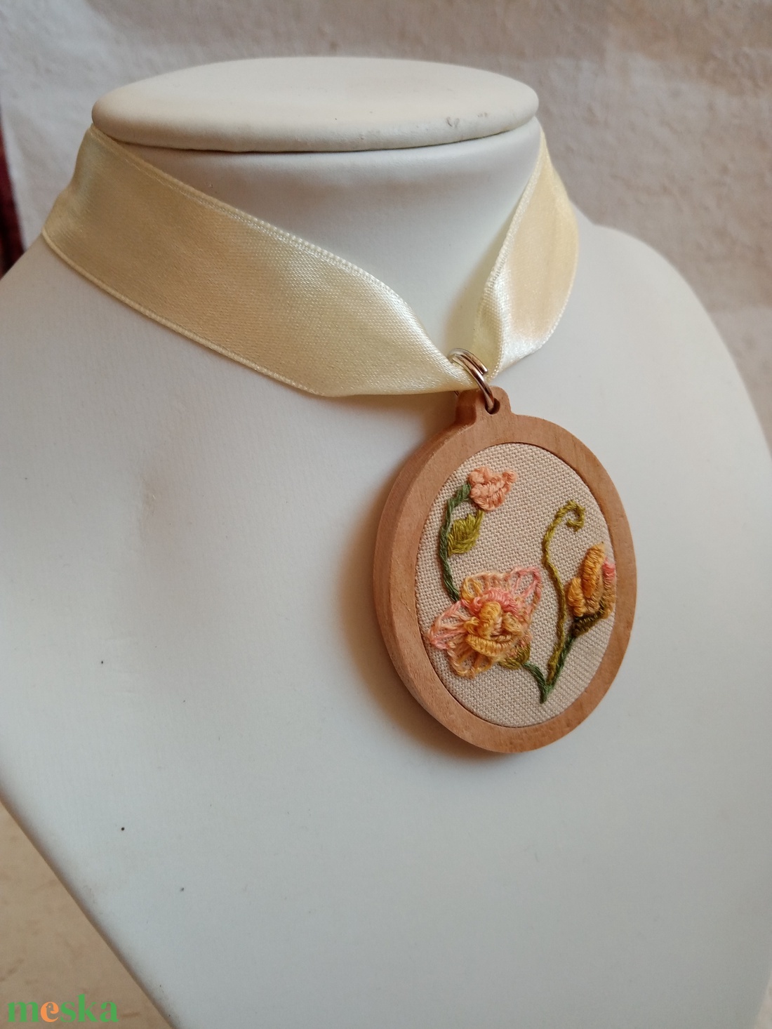 Hímzett  3d hatású tarka virág, hímzett ékszer, hímzett nyaklánc, modern hímzés, brazil hímzés - ékszer - nyaklánc - medálos nyaklánc - Meska.hu