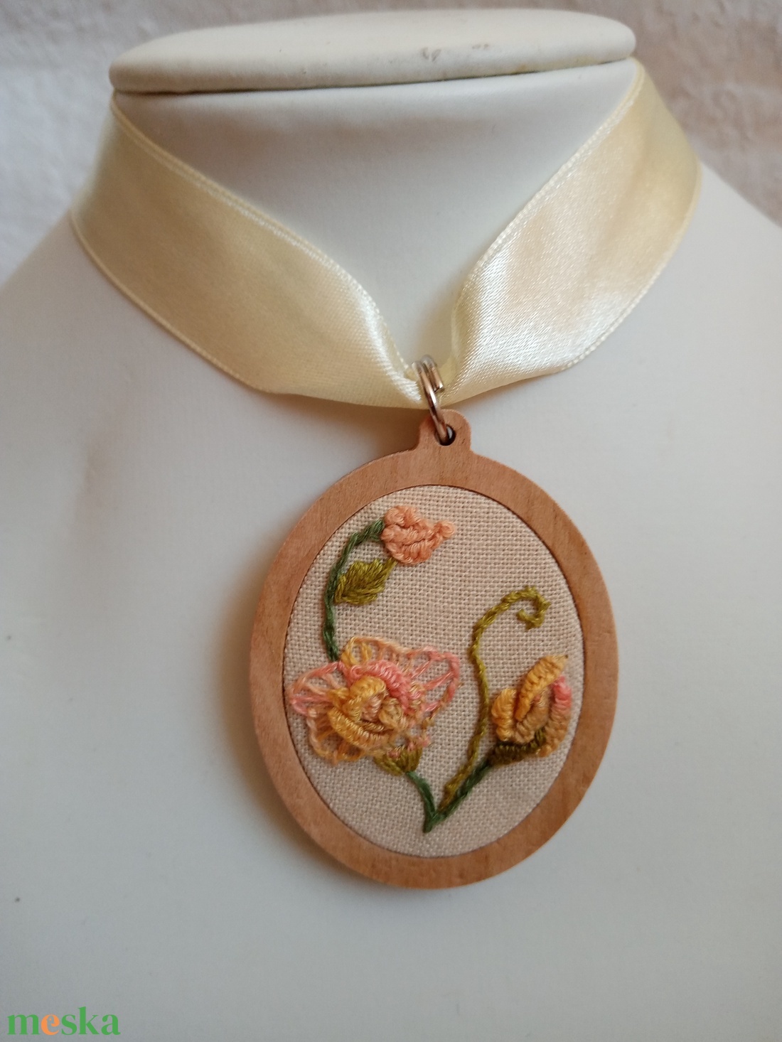 Hímzett  3d hatású tarka virág, hímzett ékszer, hímzett nyaklánc, modern hímzés, brazil hímzés - ékszer - nyaklánc - medálos nyaklánc - Meska.hu