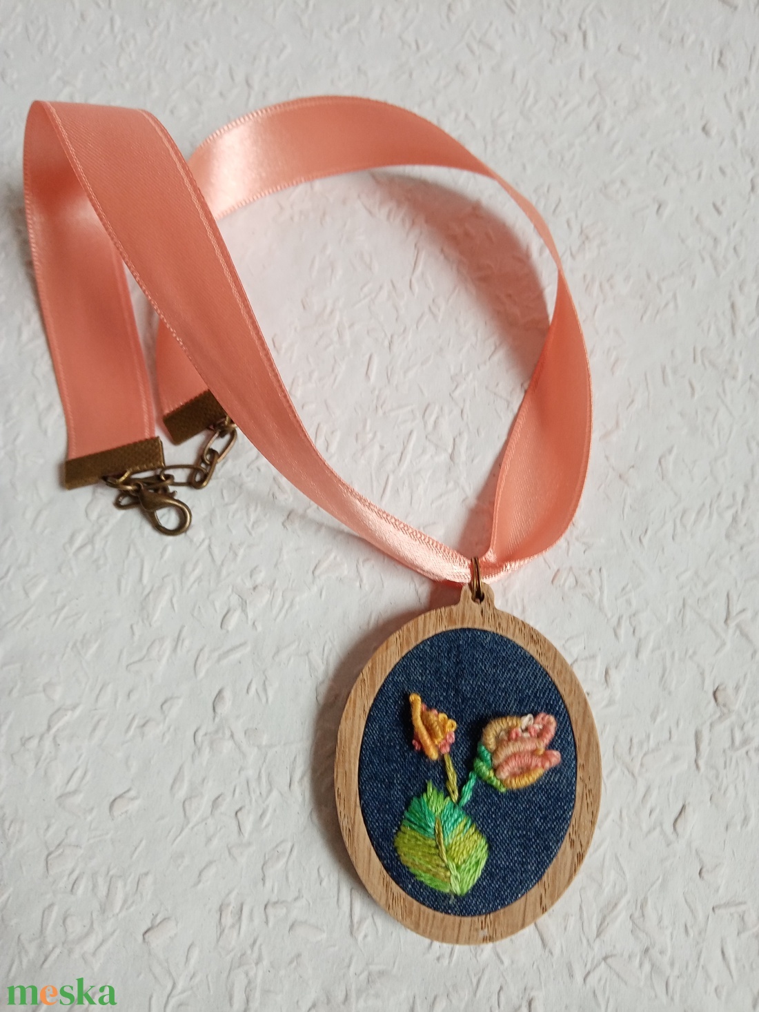 Brazil hímzéssel készült virágos medál, hímzett ékszer, hímzett nyaklánc, modern hímzés, 3d hímzés - ékszer - nyaklánc - medálos nyaklánc - Meska.hu Brazil hímzéssel készült virágos medál, hímzett ékszer, hímzett nyaklánc, modern hímzés, 3d hímzés - ékszer - nyaklánc - medálos nyaklánc - Meska.hu
