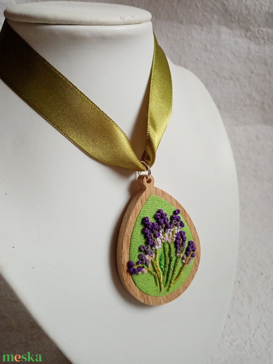 Hímzett  3d hatású levendula virág, hímzett ékszer, hímzett nyaklánc, modern hímzés, brazil hímzés - ékszer - nyaklánc - medálos nyaklánc - Meska.hu