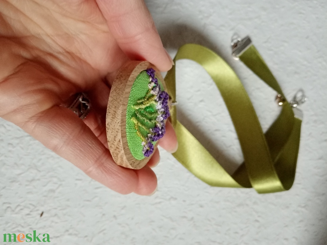 Hímzett  3d hatású levendula virág, hímzett ékszer, hímzett nyaklánc, modern hímzés, brazil hímzés - ékszer - nyaklánc - medálos nyaklánc - Meska.hu