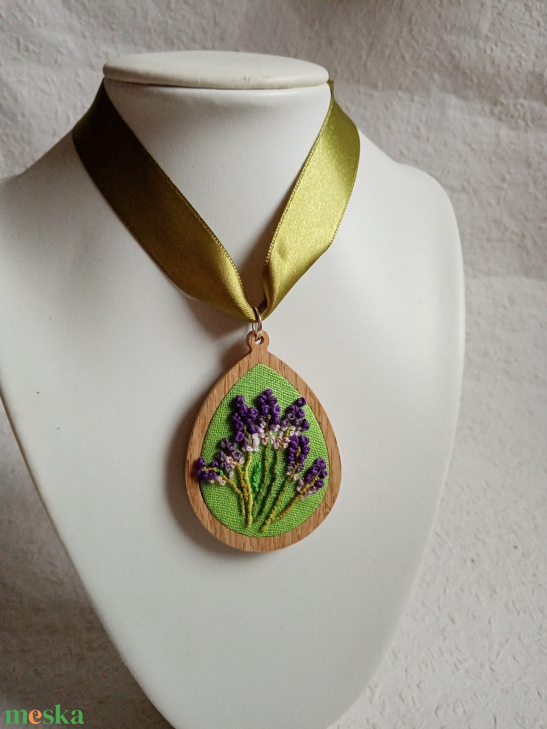 Hímzett  3d hatású levendula virág, hímzett ékszer, hímzett nyaklánc, modern hímzés, brazil hímzés - ékszer - nyaklánc - medálos nyaklánc - Meska.hu