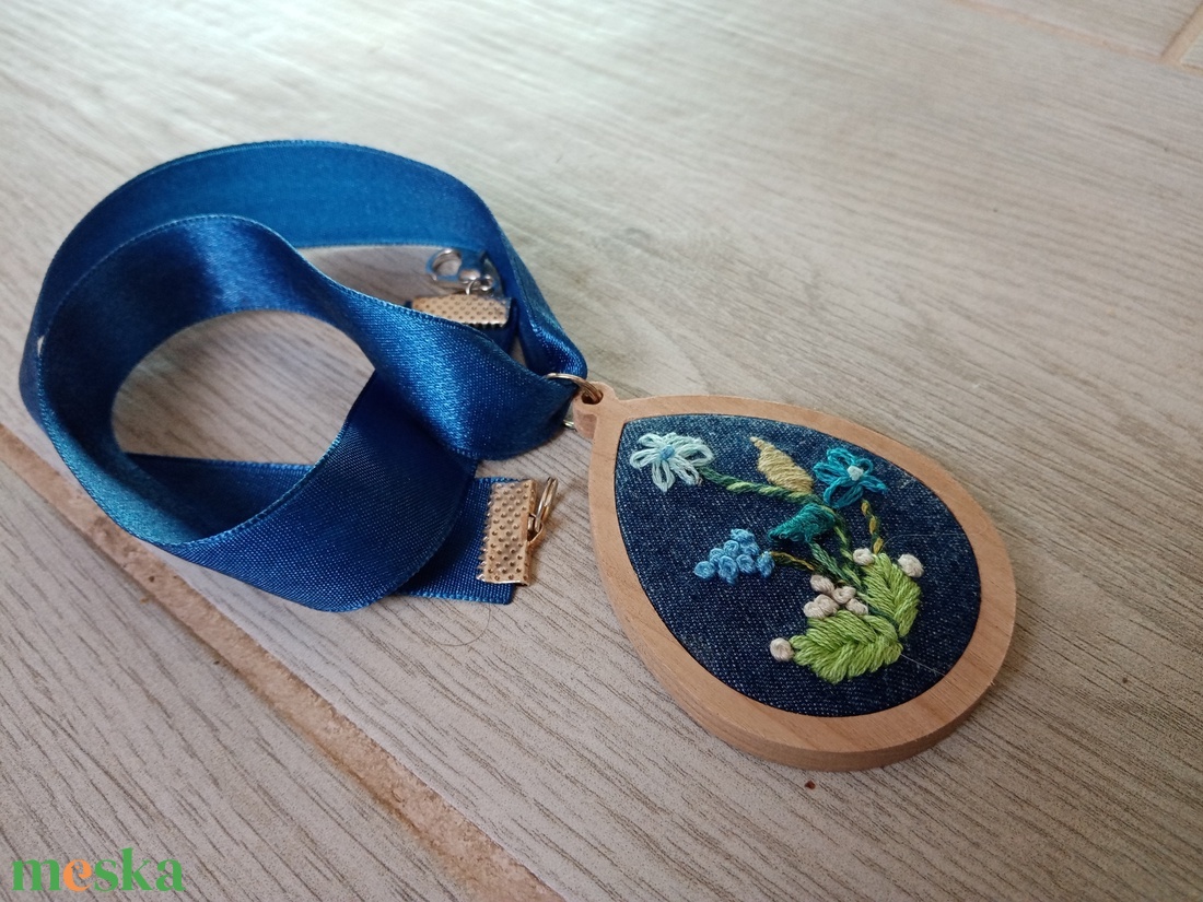 Hímzett 3d hatású kék virágok, hímzett ékszer, hímzett nyaklánc, modern hímzés, brazil hímzés - ékszer - nyaklánc - medálos nyaklánc - Meska.hu Hímzett 3d hatású kék virágok, hímzett ékszer, hímzett nyaklánc, modern hímzés, brazil hímzés - ékszer - nyaklánc - medálos nyaklánc - Meska.hu