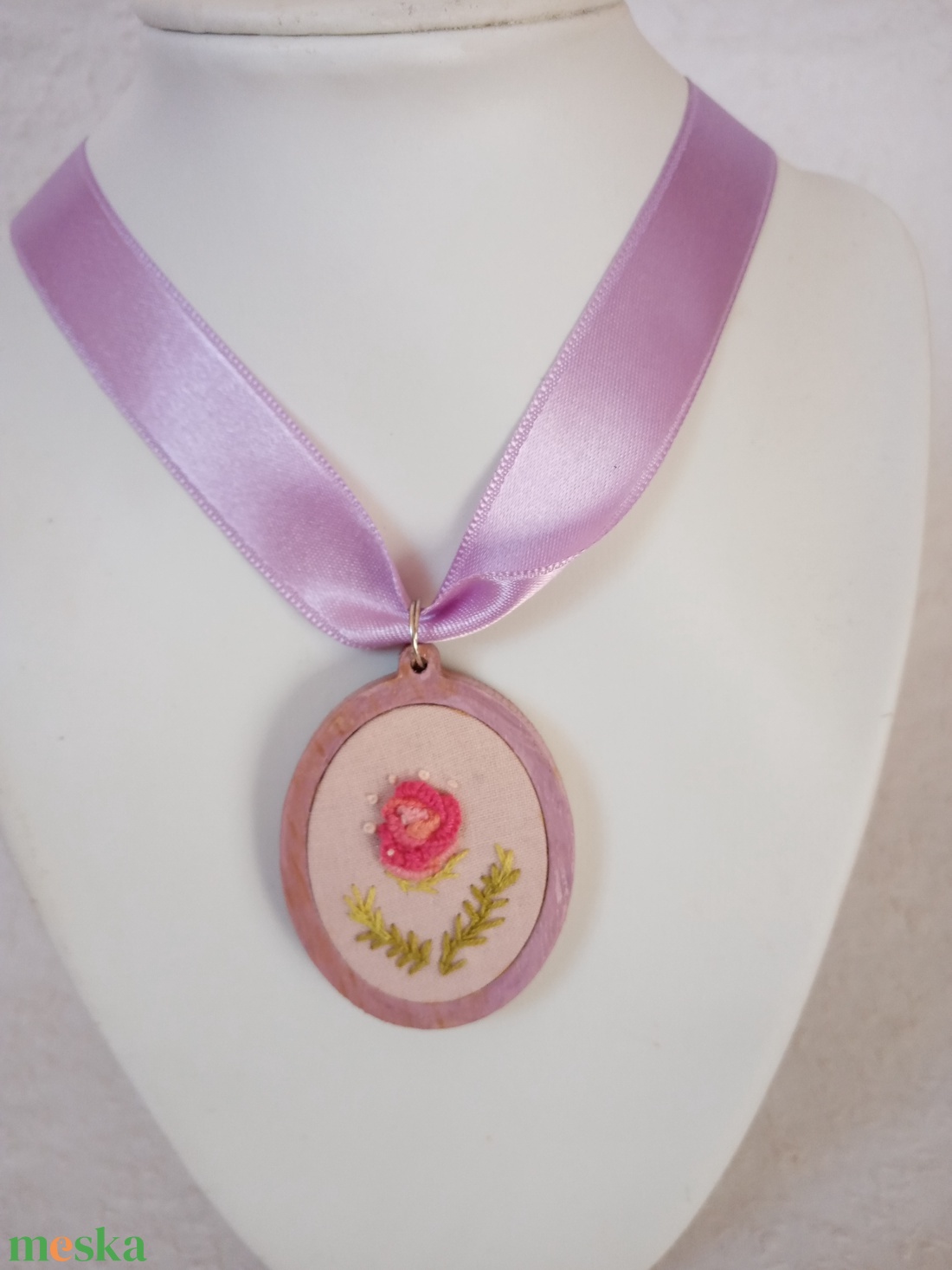 Hímzett pink virágos nyaklánc, hímzett ékszer, hímzett nyaklánc, modern hímzés - ékszer - nyaklánc - medálos nyaklánc - Meska.hu Hímzett pink virágos nyaklánc, hímzett ékszer, hímzett nyaklánc, modern hímzés - ékszer - nyaklánc - medálos nyaklánc - Meska.hu