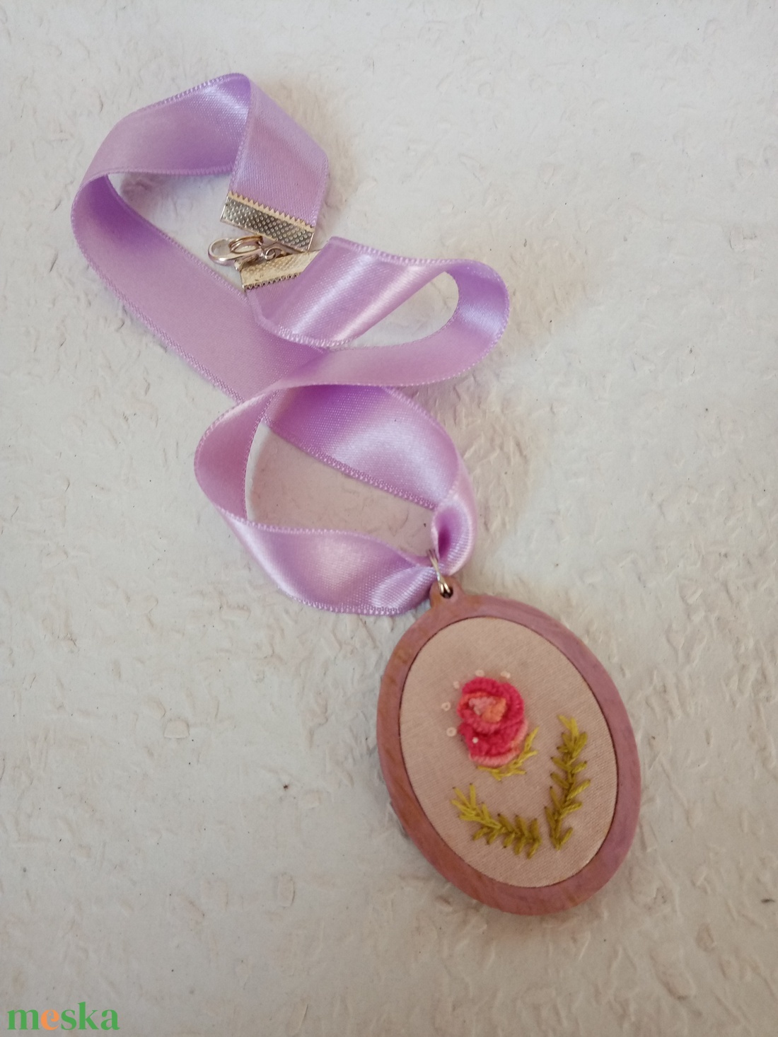 Hímzett pink virágos nyaklánc, hímzett ékszer, hímzett nyaklánc, modern hímzés - ékszer - nyaklánc - medálos nyaklánc - Meska.hu Hímzett pink virágos nyaklánc, hímzett ékszer, hímzett nyaklánc, modern hímzés - ékszer - nyaklánc - medálos nyaklánc - Meska.hu
