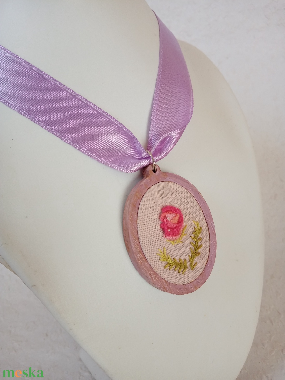 Hímzett pink virágos nyaklánc, hímzett ékszer, hímzett nyaklánc, modern hímzés - ékszer - nyaklánc - medálos nyaklánc - Meska.hu Hímzett pink virágos nyaklánc, hímzett ékszer, hímzett nyaklánc, modern hímzés - ékszer - nyaklánc - medálos nyaklánc - Meska.hu