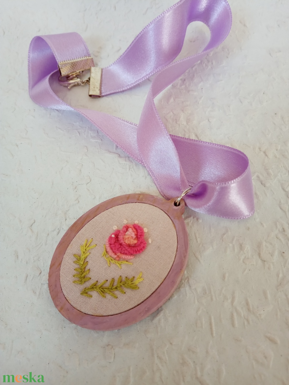 Hímzett pink virágos nyaklánc, hímzett ékszer, hímzett nyaklánc, modern hímzés - ékszer - nyaklánc - medálos nyaklánc - Meska.hu Hímzett pink virágos nyaklánc, hímzett ékszer, hímzett nyaklánc, modern hímzés - ékszer - nyaklánc - medálos nyaklánc - Meska.hu