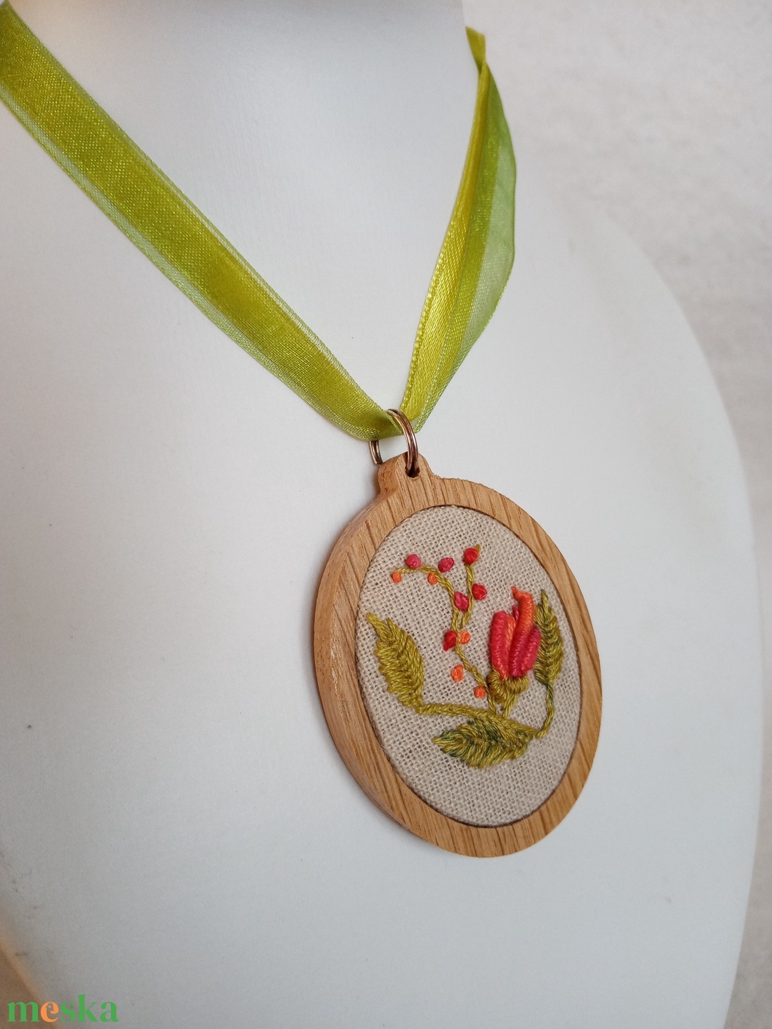 Hímzett 3d hatású piros virág, hímzett ékszer, hímzett nyaklánc, modern hímzés, brazil hímzés - ékszer - nyaklánc - medálos nyaklánc - Meska.hu Hímzett 3d hatású piros virág, hímzett ékszer, hímzett nyaklánc, modern hímzés, brazil hímzés - ékszer - nyaklánc - medálos nyaklánc - Meska.hu