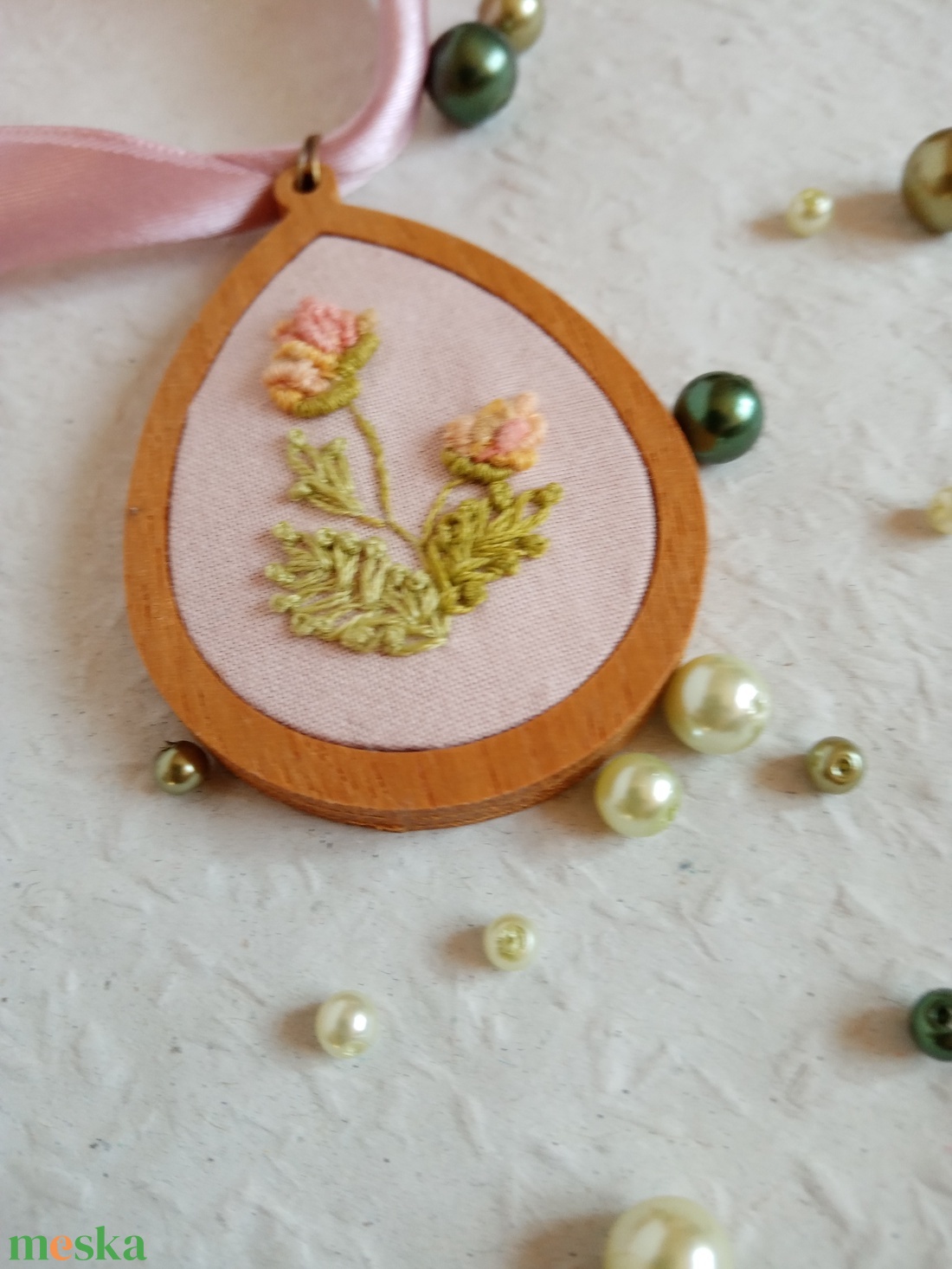 Hímzett mezei virág virágos nyaklánc, hímzett ékszer, hímzett nyaklánc, modern hímzés - ékszer - nyaklánc - medálos nyaklánc - Meska.hu