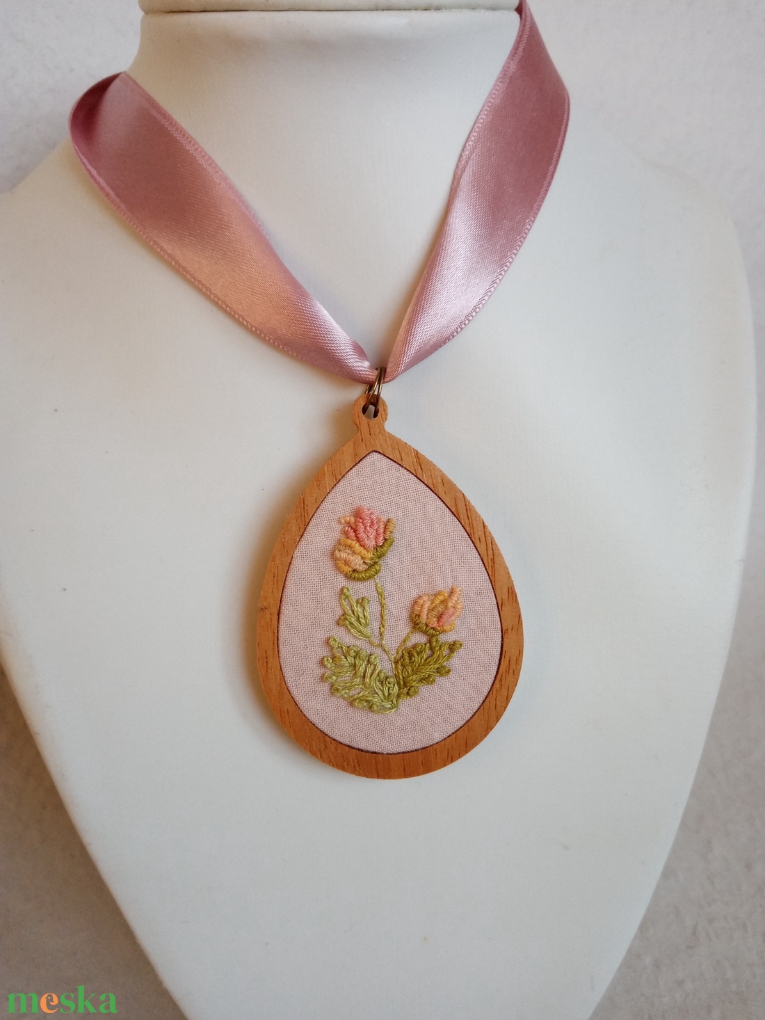 Hímzett mezei virág virágos nyaklánc, hímzett ékszer, hímzett nyaklánc, modern hímzés - ékszer - nyaklánc - medálos nyaklánc - Meska.hu