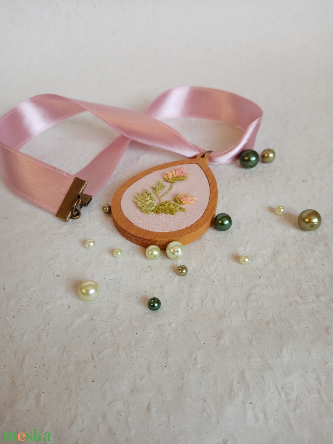 Hímzett mezei virág virágos nyaklánc, hímzett ékszer, hímzett nyaklánc, modern hímzés - ékszer - nyaklánc - medálos nyaklánc - Meska.hu