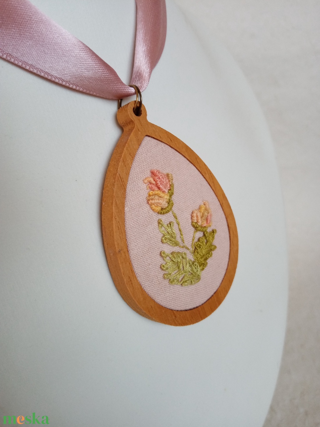Hímzett mezei virág virágos nyaklánc, hímzett ékszer, hímzett nyaklánc, modern hímzés - ékszer - nyaklánc - medálos nyaklánc - Meska.hu