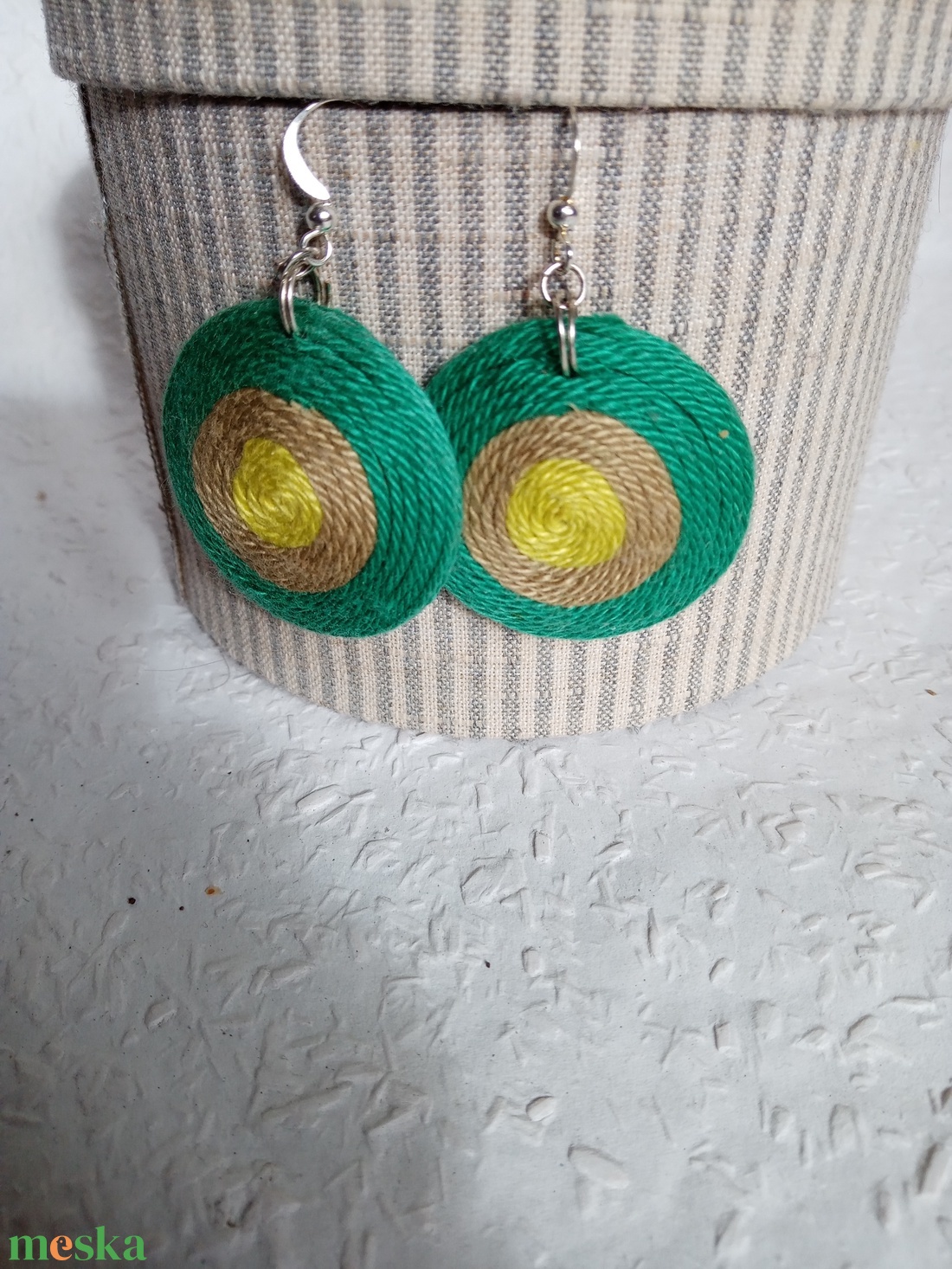  Zöld Kerek fonal fülbevaló, Textil fülbevaló, textil ékszer, fonalékszer - ékszer - fülbevaló - fülékszer - Meska.hu