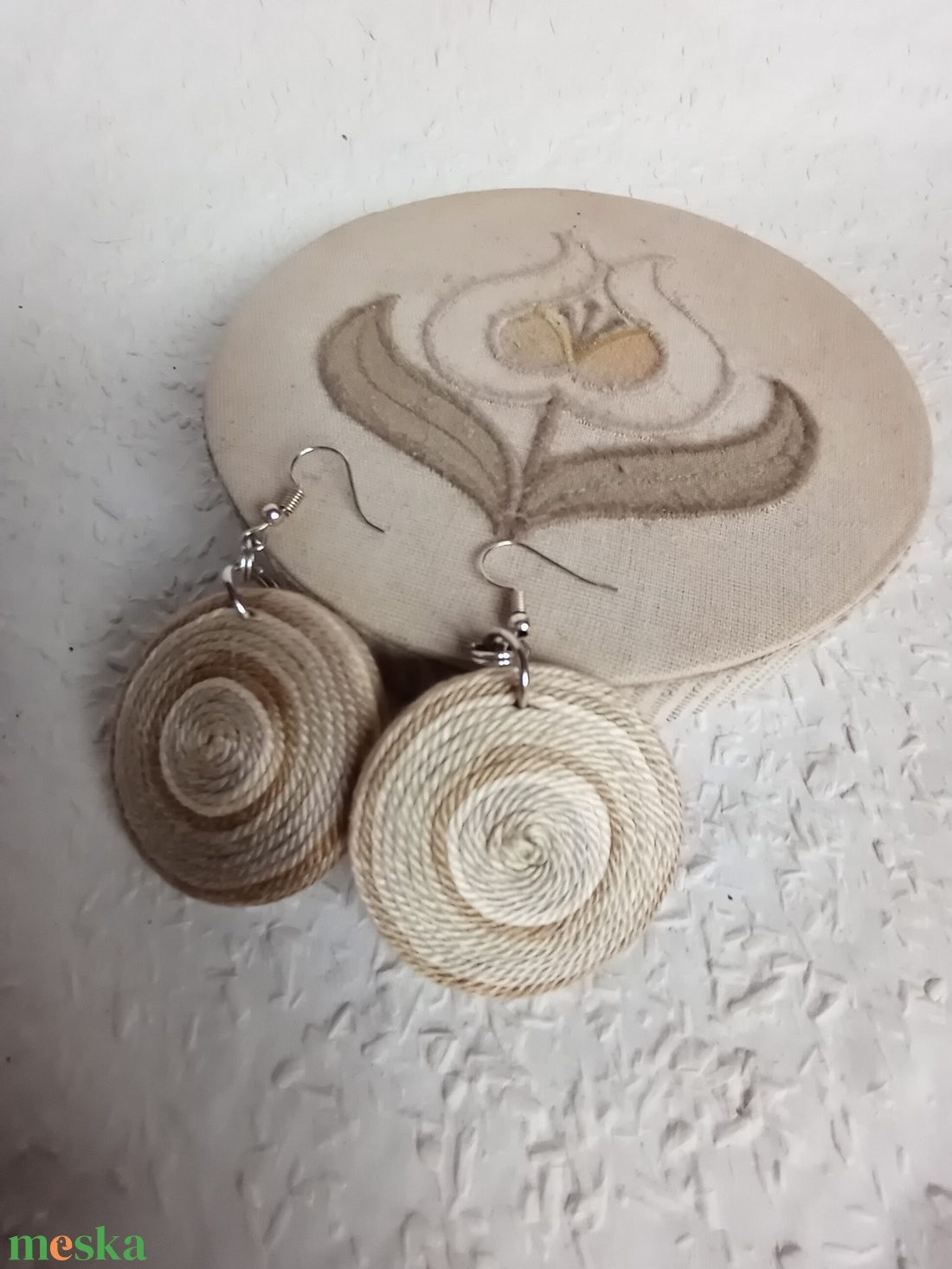 Szürke és bézs fonal fülbevaló, Textil fülbevaló, textil ékszer, fonalékszer - ékszer - fülbevaló - fülékszer - Meska.hu
