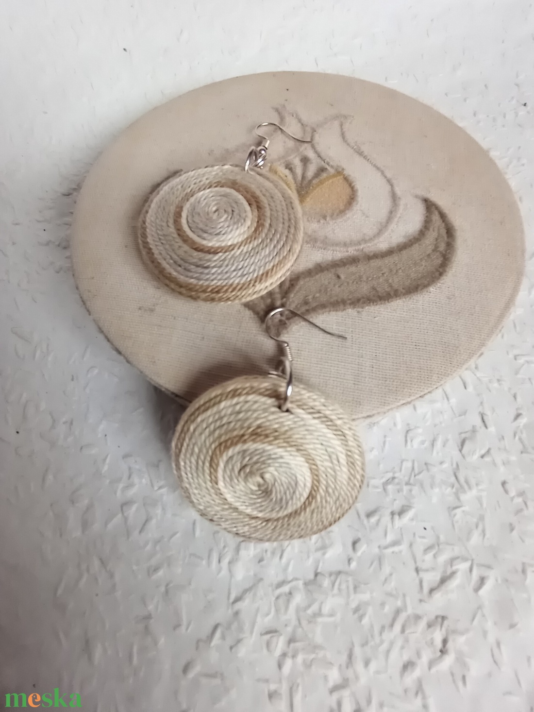 Szürke és bézs fonal fülbevaló, Textil fülbevaló, textil ékszer, fonalékszer - ékszer - fülbevaló - fülékszer - Meska.hu