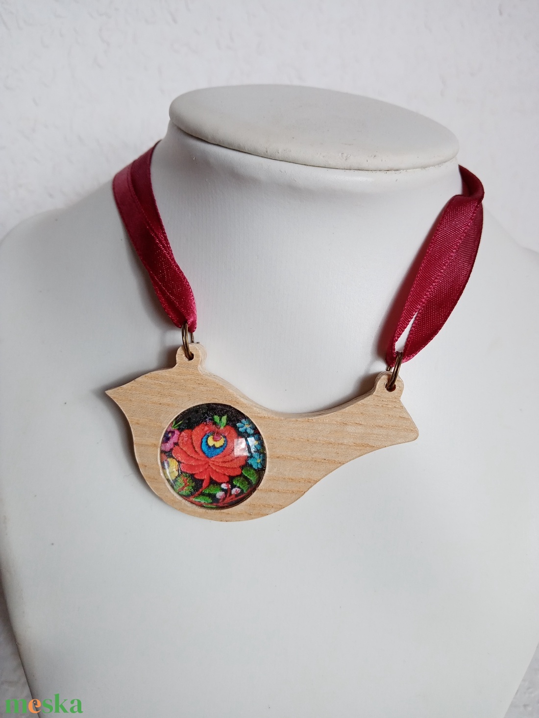 Kalocsai mintás faalapra készült madárkás nyaklánc, folk nyaklánc, magyaros ékszer, folklór nyaklánc - ékszer - nyaklánc - medálos nyaklánc - Meska.hu Kalocsai mintás faalapra készült madárkás nyaklánc, folk nyaklánc, magyaros ékszer, folklór nyaklánc - ékszer - nyaklánc - medálos nyaklánc - Meska.hu