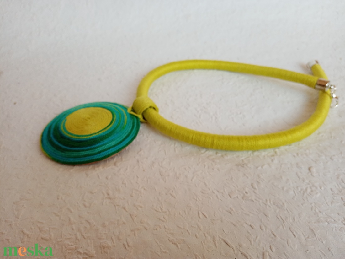 OGEL BIB zöld tarkás fonalnyaklánc, Textil nyaklánc, textil ékszer, fonalékszer - ékszer - nyaklánc - medálos nyaklánc - Meska.hu