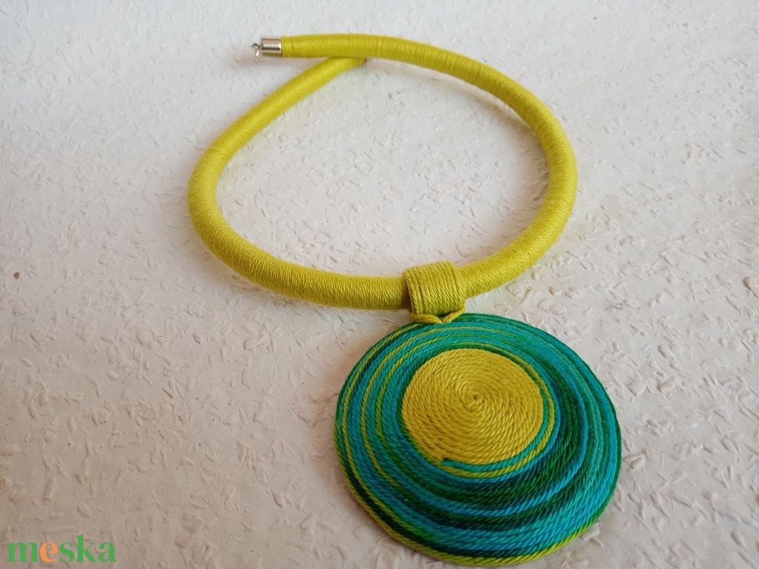 OGEL BIB zöld tarkás fonalnyaklánc, Textil nyaklánc, textil ékszer, fonalékszer - ékszer - nyaklánc - medálos nyaklánc - Meska.hu