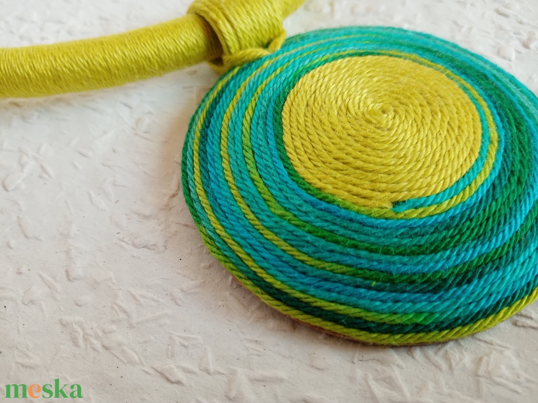 OGEL BIB zöld tarkás fonalnyaklánc, Textil nyaklánc, textil ékszer, fonalékszer - ékszer - nyaklánc - medálos nyaklánc - Meska.hu