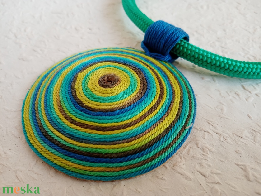 OGEL BIB Páva színű fonalnyaklánc, Textil nyaklánc, textil ékszer, fonalékszer - ékszer - nyaklánc - medálos nyaklánc - Meska.hu OGEL BIB Páva színű fonalnyaklánc, Textil nyaklánc, textil ékszer, fonalékszer - ékszer - nyaklánc - medálos nyaklánc - Meska.hu
