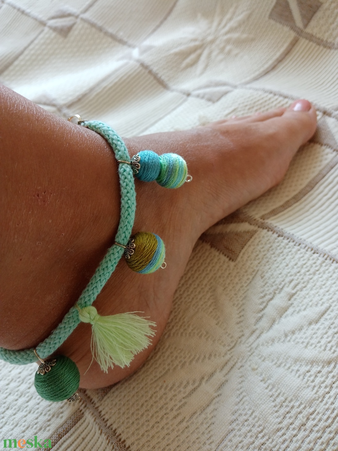Kék-zöld csíkos-tarka bokalánc, textilbogyó bokalánc, bokaékszer, lábdísz, lábékszer - ékszer - lábdísz és testékszer - bokalánc - Meska.hu
