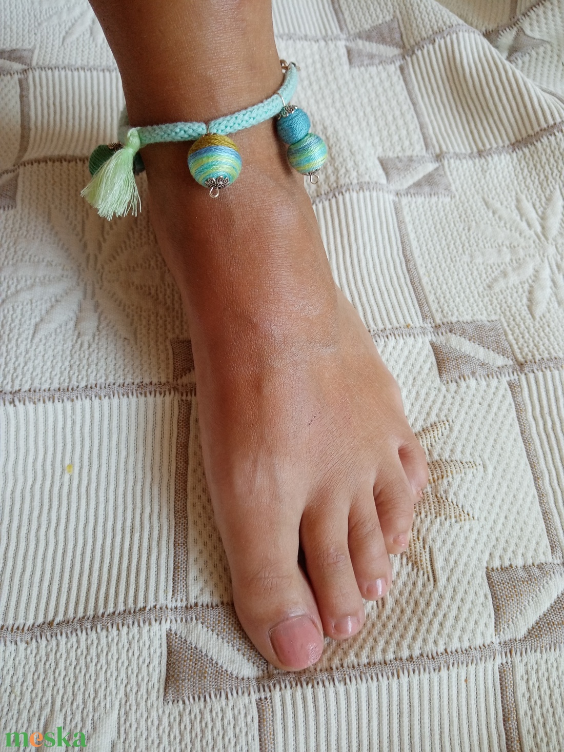 Kék-zöld csíkos-tarka bokalánc, textilbogyó bokalánc, bokaékszer, lábdísz, lábékszer - ékszer - lábdísz és testékszer - bokalánc - Meska.hu