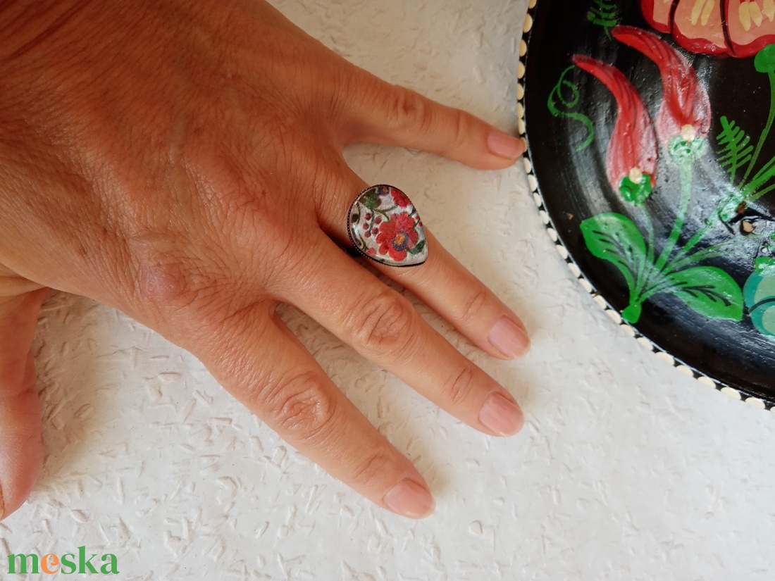Magyaros folk gyűrű, matyós gyűrű - ékszer - gyűrű - üveglencsés gyűrű - Meska.hu Magyaros folk gyűrű, matyós gyűrű - ékszer - gyűrű - üveglencsés gyűrű - Meska.hu