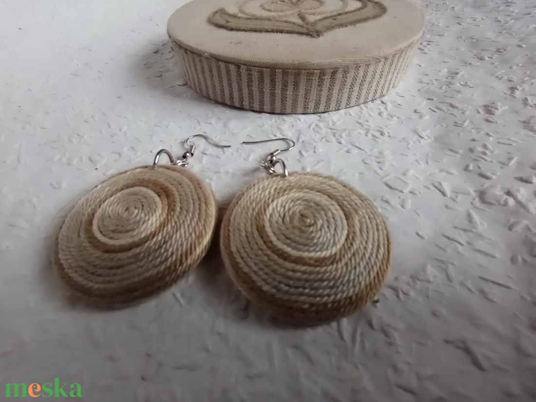 Szürke és bézs OGEL fonal fülbevaló, Textil fülbevaló, textil ékszer, fonalékszer - ékszer - fülbevaló - lógós kerek fülbevaló - Meska.hu Szürke és bézs OGEL fonal fülbevaló, Textil fülbevaló, textil ékszer, fonalékszer - ékszer - fülbevaló - lógós kerek fülbevaló - Meska.hu