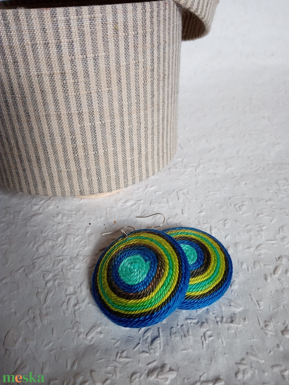 Páva OGEL fonal fülbevaló, Textil fülbevaló, textil ékszer, fonalékszer, páva ékszer - ékszer - fülbevaló - lógós kerek fülbevaló - Meska.hu