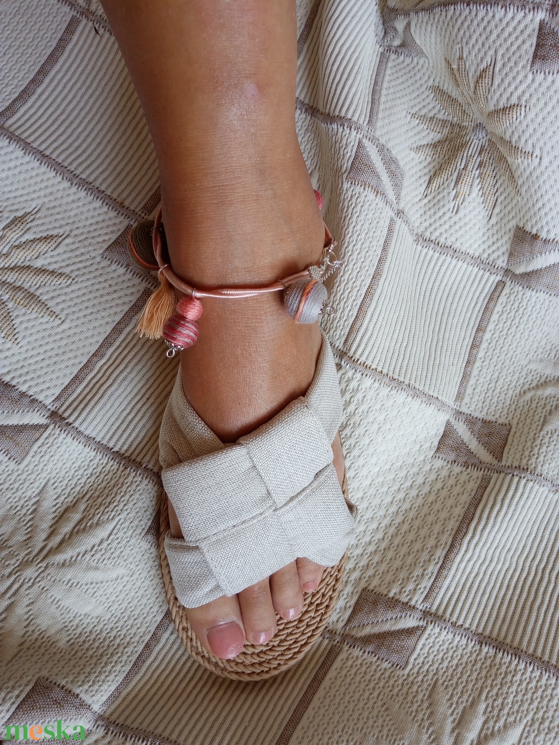 Szürke-bézs-barackszínű gömbös bokadísz, textilbogyó bokalánc, bokaékszer, lábdísz - ékszer - lábdísz és testékszer - bokalánc - Meska.hu