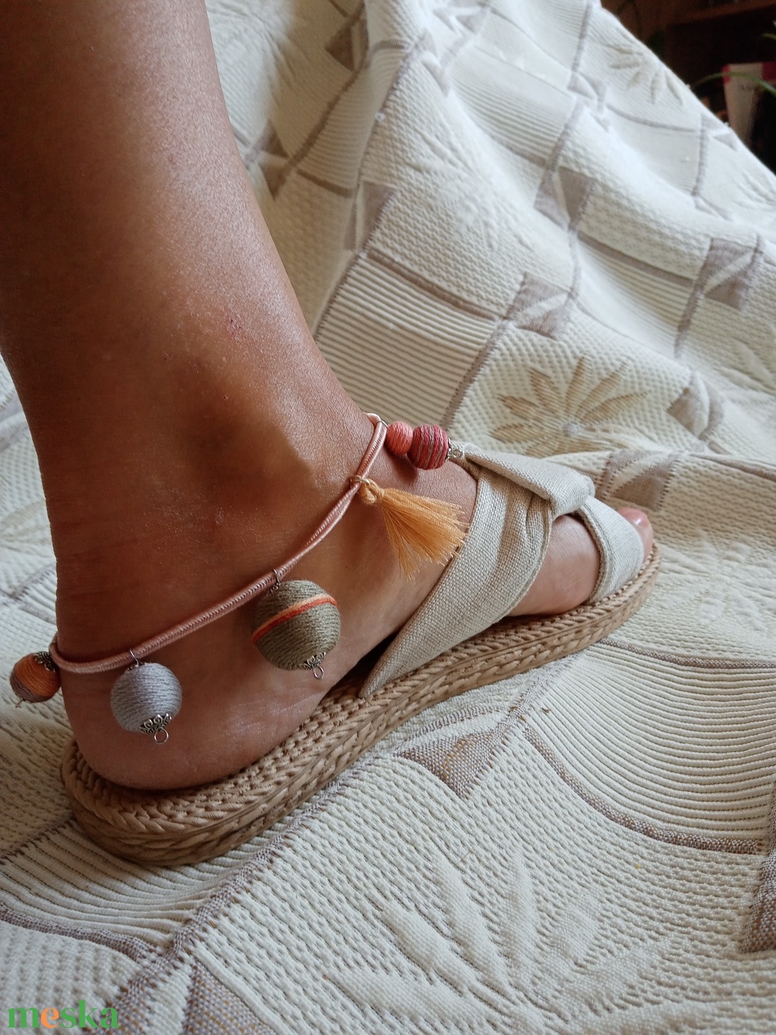 Szürke-bézs-barackszínű gömbös bokadísz, textilbogyó bokalánc, bokaékszer, lábdísz - ékszer - lábdísz és testékszer - bokalánc - Meska.hu