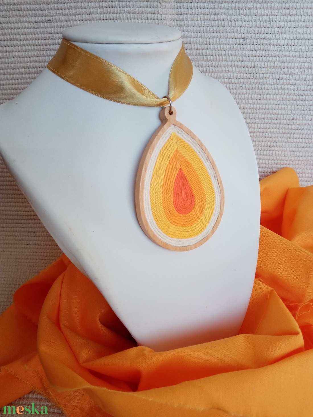 Nagy cseppalakú fehér-sárga színes fonal nyaklánc ,textil egyedi fonal ékszer, BIB nyaklánc - ékszer - nyaklánc - medálos nyaklánc - Meska.hu