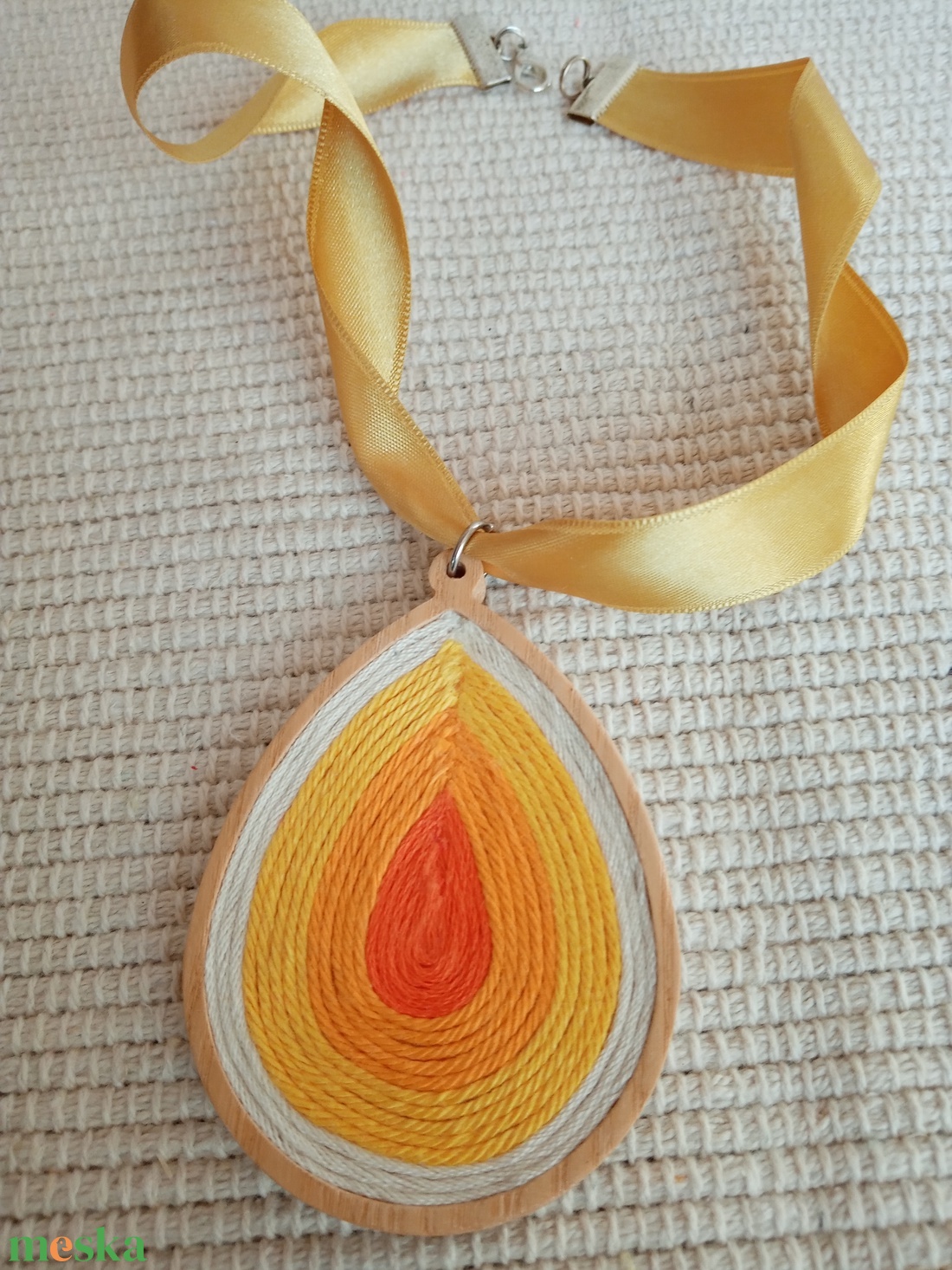 Nagy cseppalakú fehér-sárga színes fonal nyaklánc ,textil egyedi fonal ékszer, BIB nyaklánc - ékszer - nyaklánc - medálos nyaklánc - Meska.hu