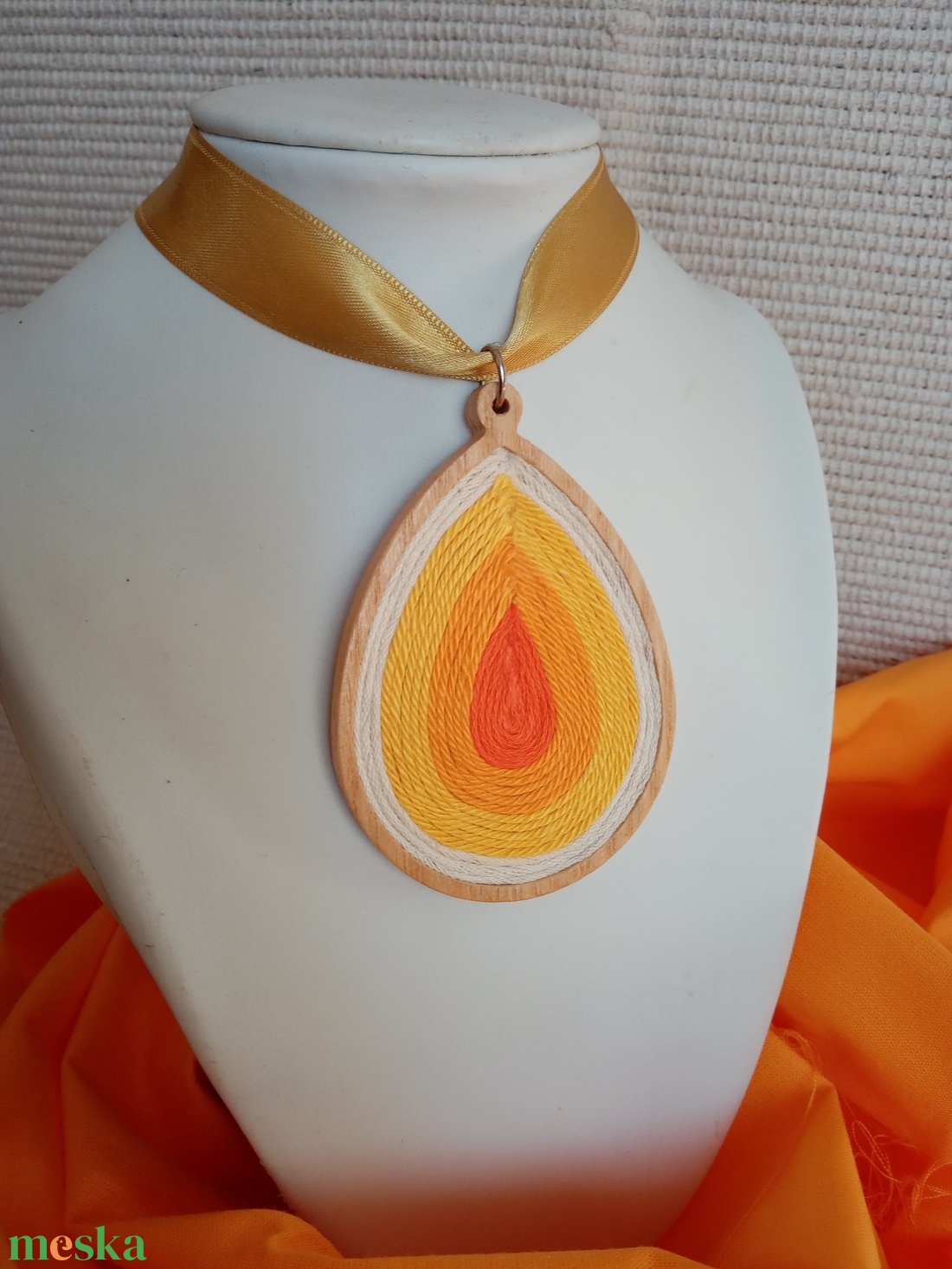 Nagy cseppalakú fehér-sárga színes fonal nyaklánc ,textil egyedi fonal ékszer, BIB nyaklánc - ékszer - nyaklánc - medálos nyaklánc - Meska.hu
