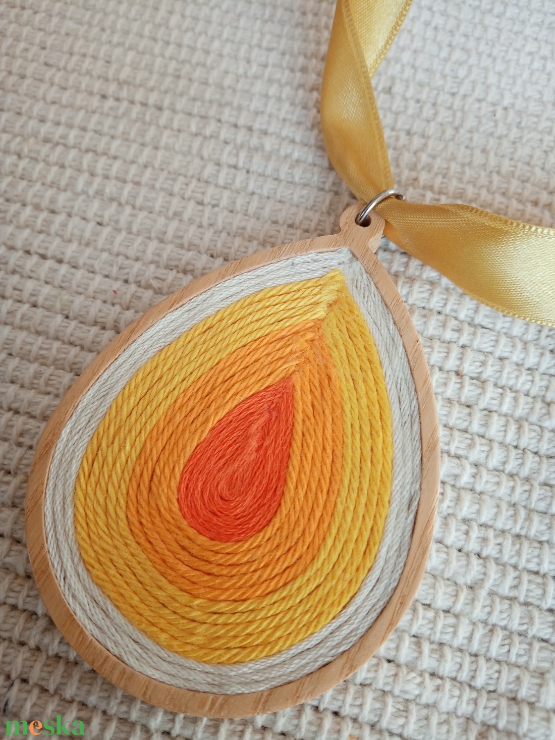 Nagy cseppalakú fehér-sárga színes fonal nyaklánc ,textil egyedi fonal ékszer, BIB nyaklánc - ékszer - nyaklánc - medálos nyaklánc - Meska.hu