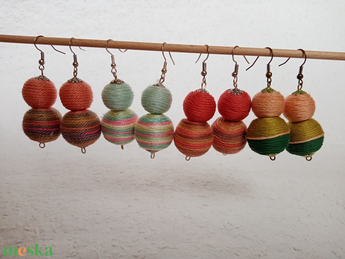 NAPRAFORGÓ textilbogyó fülbevaló, fonalékszer, textil fülbevaló - ékszer - fülbevaló - lógó fülbevaló - Meska.hu