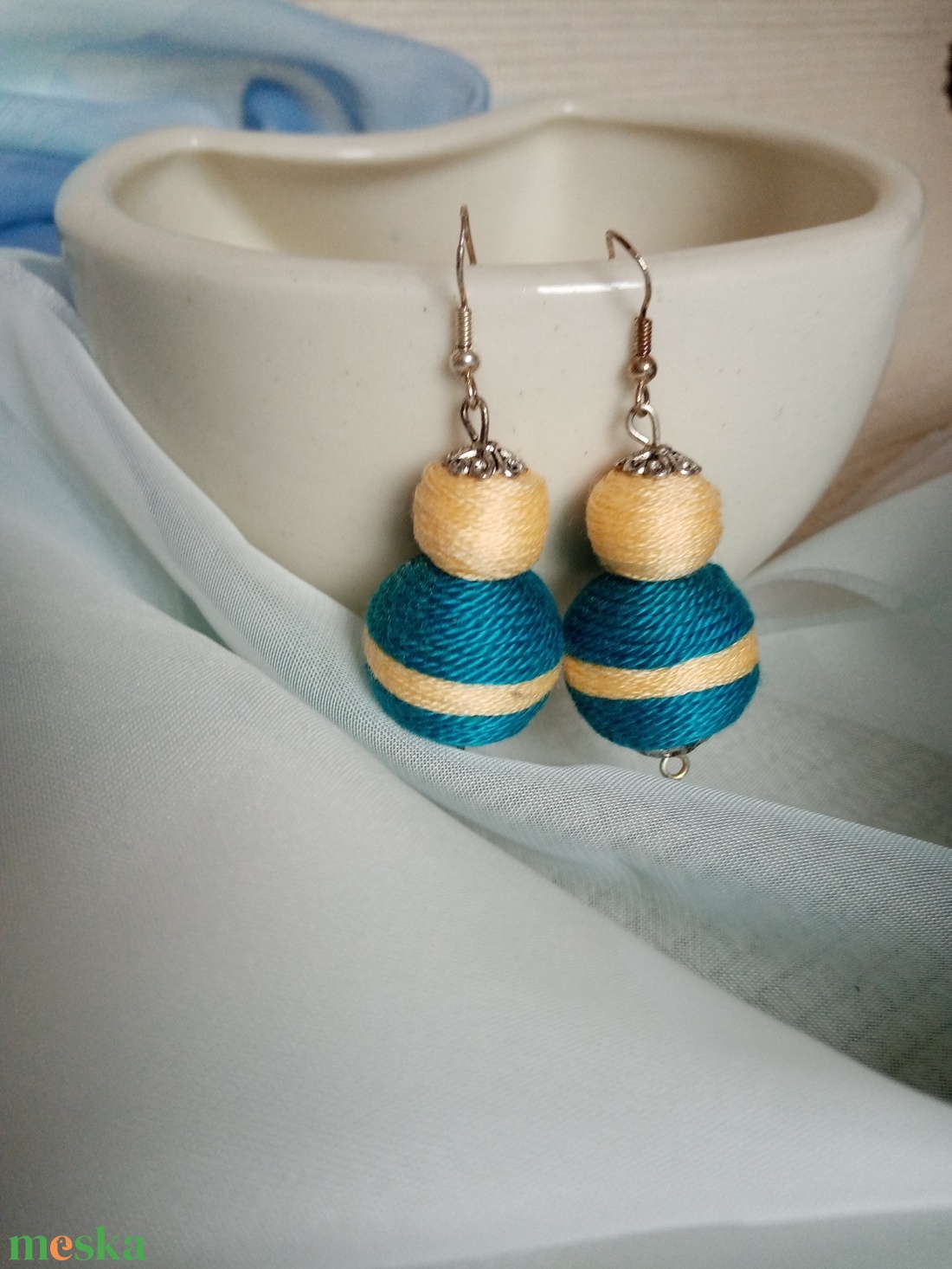 SÁRGARIGÓ kék-sárga textilbogyó fülbevaló, textil fülbevaló, textilékszer - ékszer - fülbevaló - lógó fülbevaló - Meska.hu