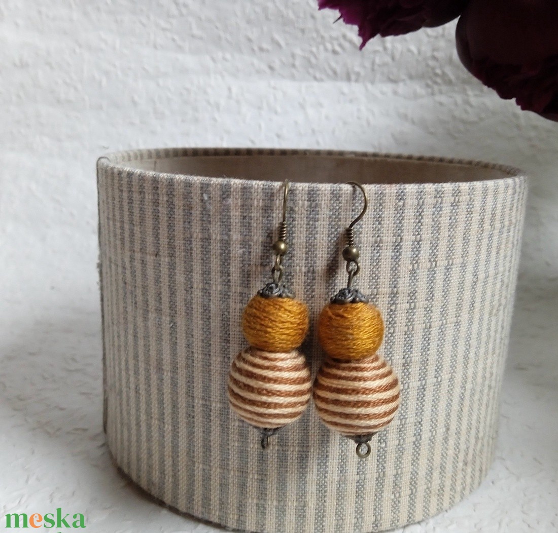 Barna bézs csíkos textilbogyó fülbevaló, fonalékszer, textil fülbevaló - ékszer - fülbevaló - lógó fülbevaló - Meska.hu