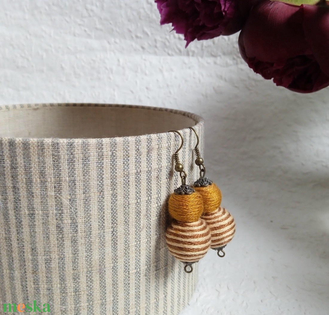 Barna bézs csíkos textilbogyó fülbevaló, fonalékszer, textil fülbevaló - ékszer - fülbevaló - lógó fülbevaló - Meska.hu