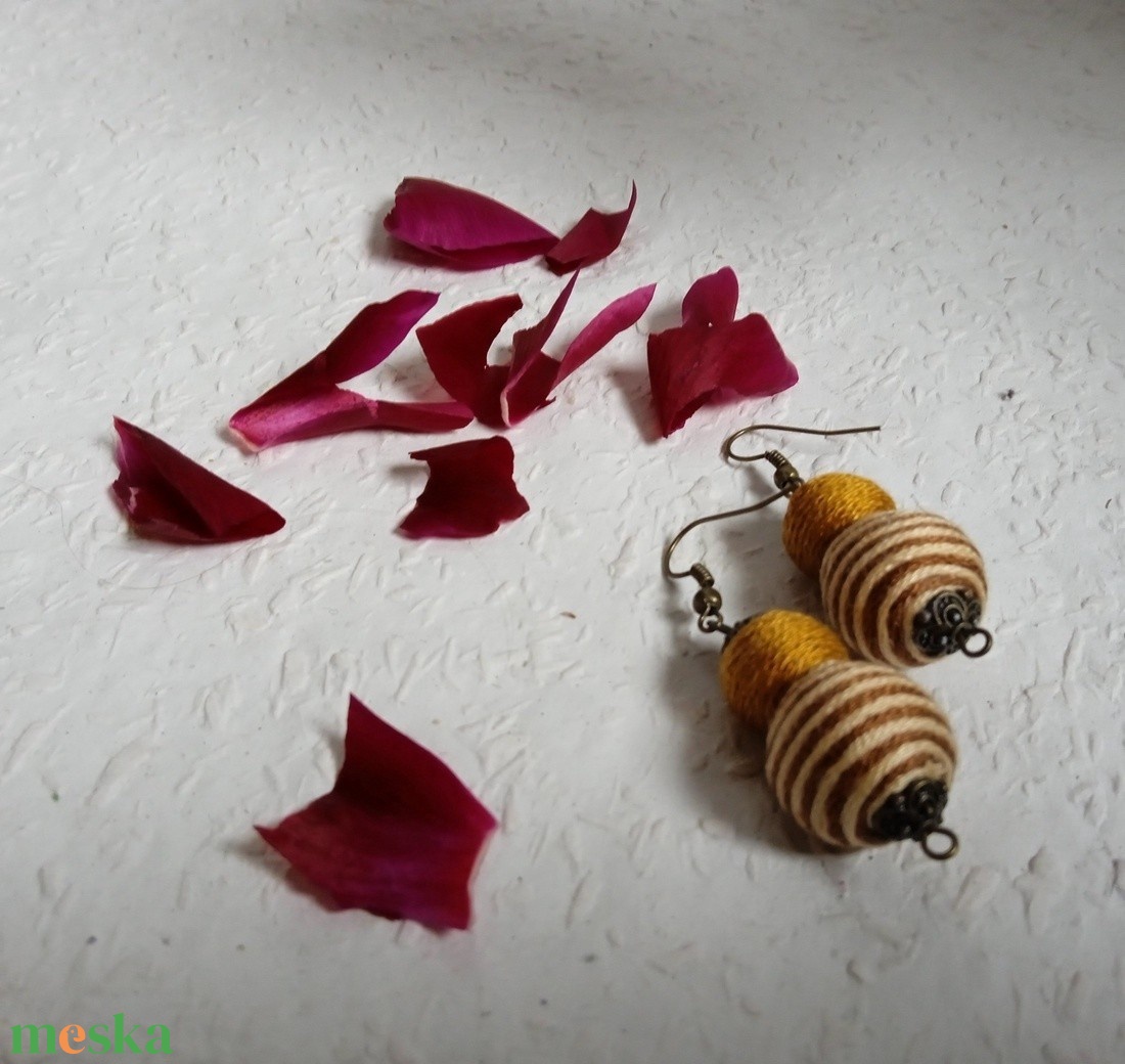 Barna bézs csíkos textilbogyó fülbevaló, fonalékszer, textil fülbevaló - ékszer - fülbevaló - lógó fülbevaló - Meska.hu