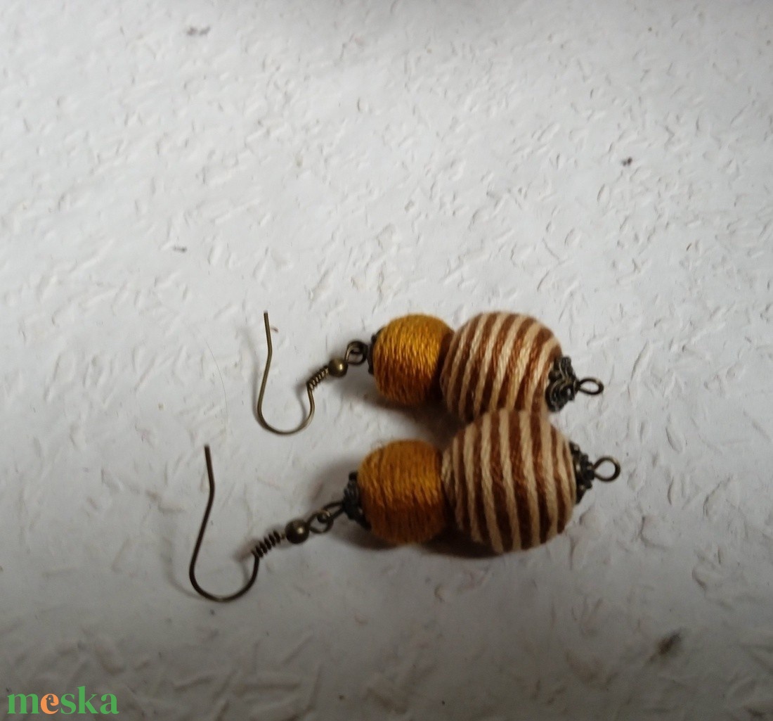 Barna bézs csíkos textilbogyó fülbevaló, fonalékszer, textil fülbevaló - ékszer - fülbevaló - lógó fülbevaló - Meska.hu