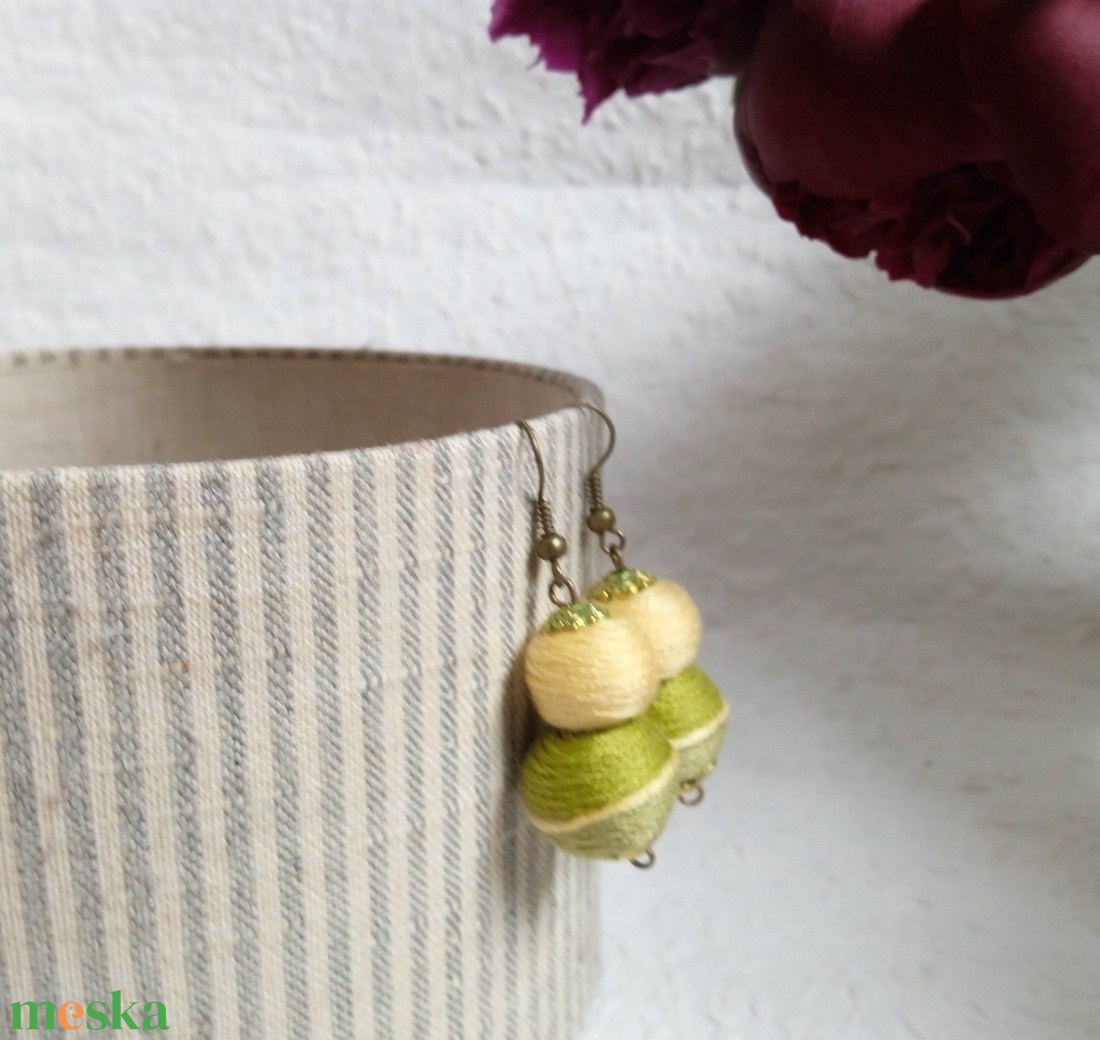 Barack-zöld textilbogyó fülbevaló, fonalékszer, textil fülbevaló - ékszer - fülbevaló - lógó fülbevaló - Meska.hu