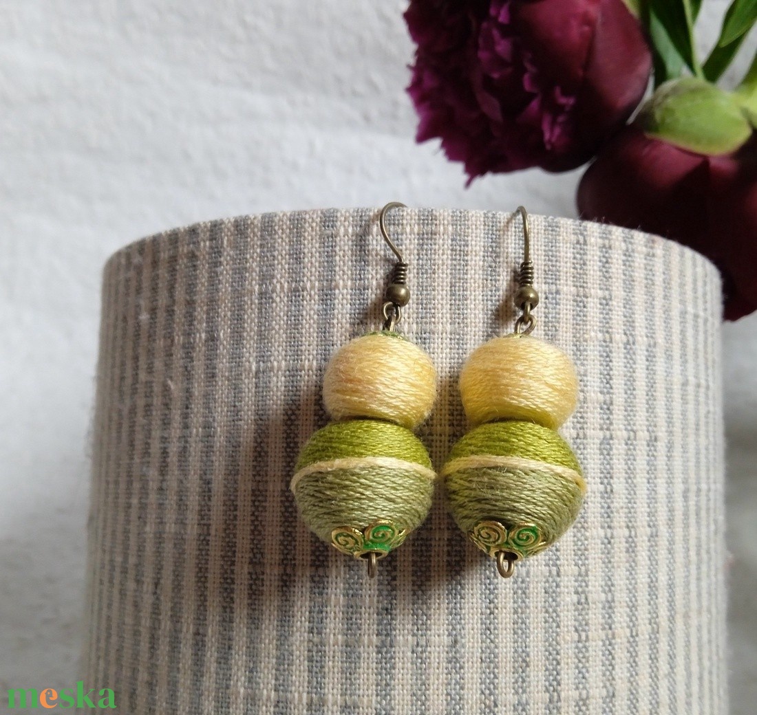 Barack-zöld textilbogyó fülbevaló, fonalékszer, textil fülbevaló - ékszer - fülbevaló - lógó fülbevaló - Meska.hu