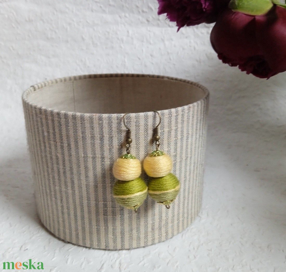Barack-zöld textilbogyó fülbevaló, fonalékszer, textil fülbevaló - ékszer - fülbevaló - lógó fülbevaló - Meska.hu