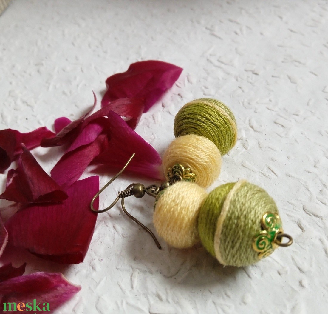 Barack-zöld textilbogyó fülbevaló, fonalékszer, textil fülbevaló - ékszer - fülbevaló - lógó fülbevaló - Meska.hu